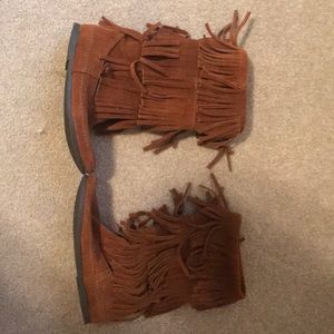 NWOT - Minnetonka Moccasin Fringe Boots!